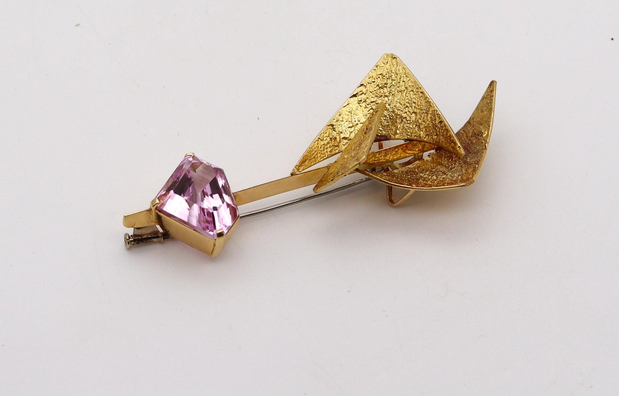 TONI CAVELTI 1965 Brutalist Convertible Pendant Brooch In 18Kt Gold With Kunzite In Excellent Condition In Miami, FL