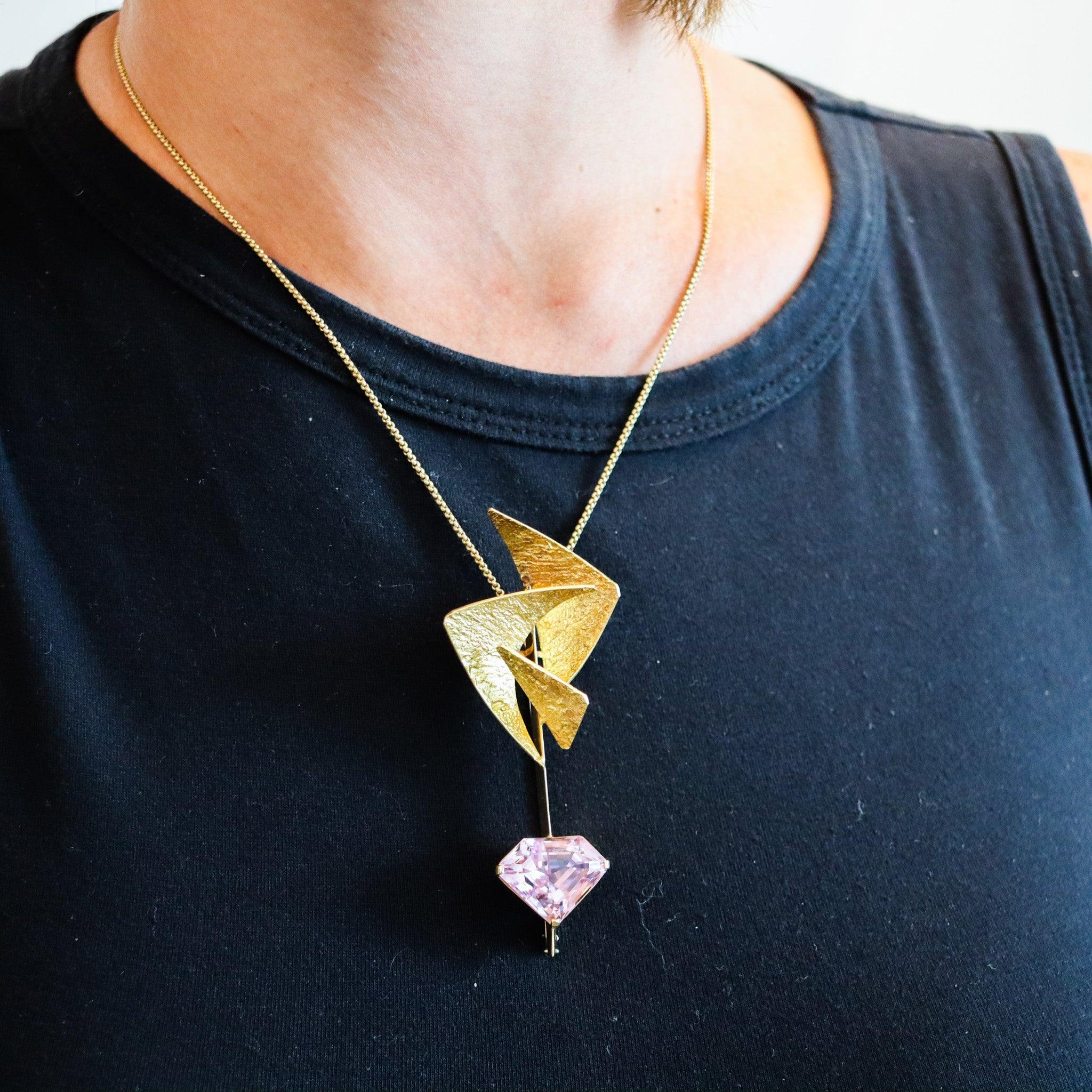 TONI CAVELTI 1965 Brutalist Convertible Pendant Brooch In 18Kt Gold With Kunzite 1