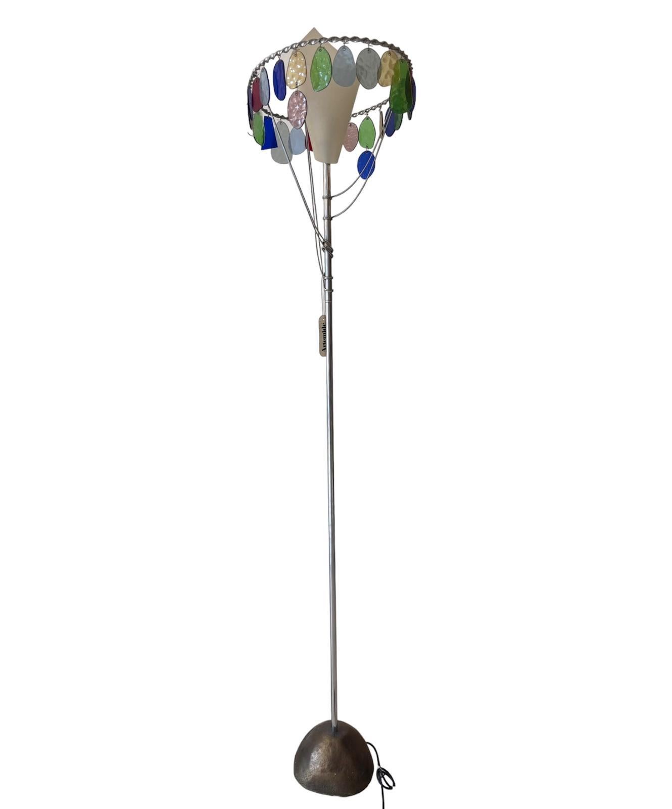 Lampada da terra di Toni Cordero Artemide mod. Priamo Design anni '90

Struttura in acciaio, paralumi in vetro e base in ottone.
Articolo in buone condizioni conservative, non vi è alcun difetto strutturale da segnalare. (Vedi foto)

Altezza 197