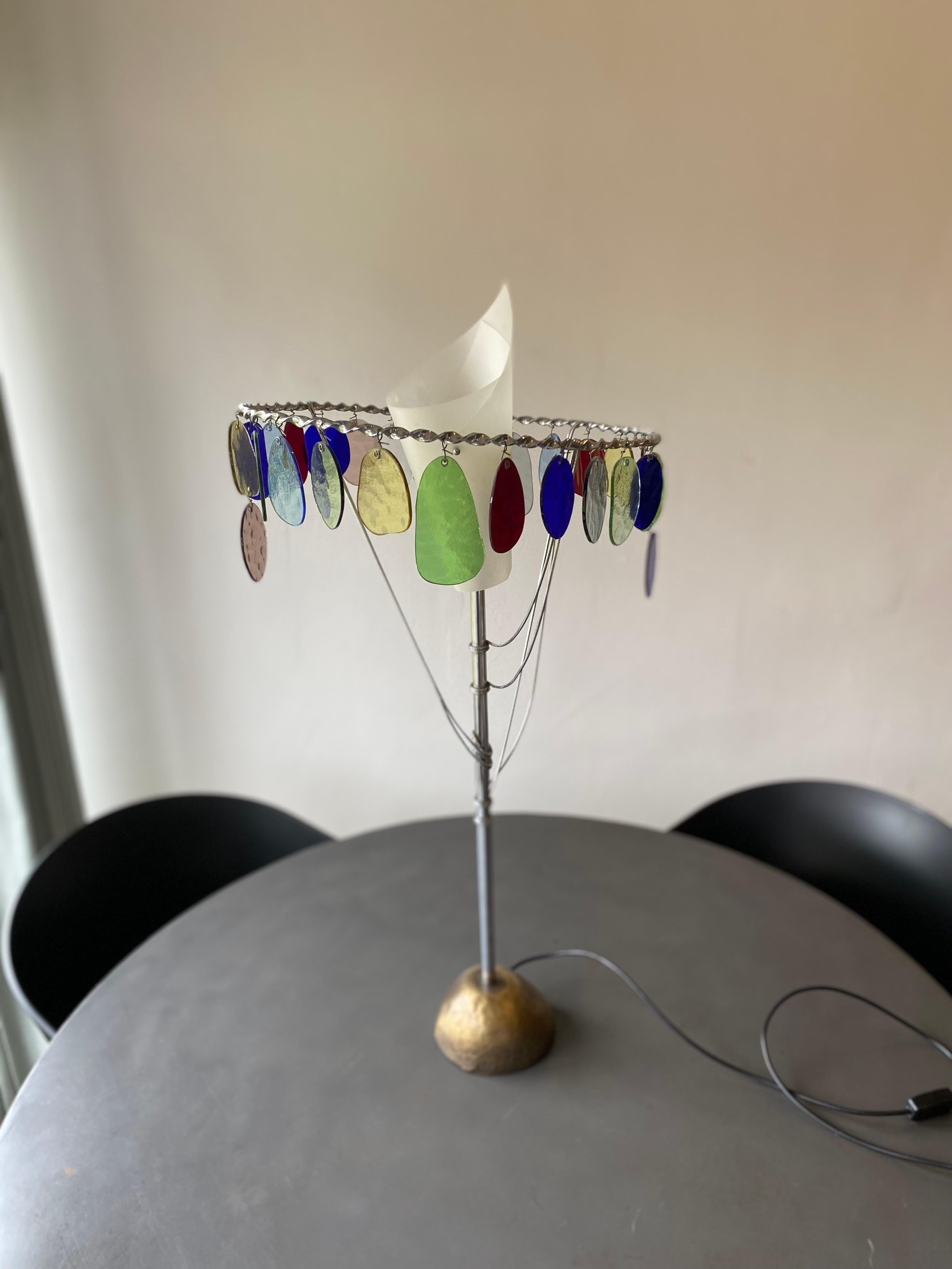 Die Leuchte Sibari des italienischen Designers Toni Cordero (1937-2001) gehört zu einer Serie von Lichtskulpturen aus Milano Torino, wie die Ecate oder die Anchise, die 1990 in kleinen Stückzahlen produziert wurden. Der Methacrylat-Schirm auf dem