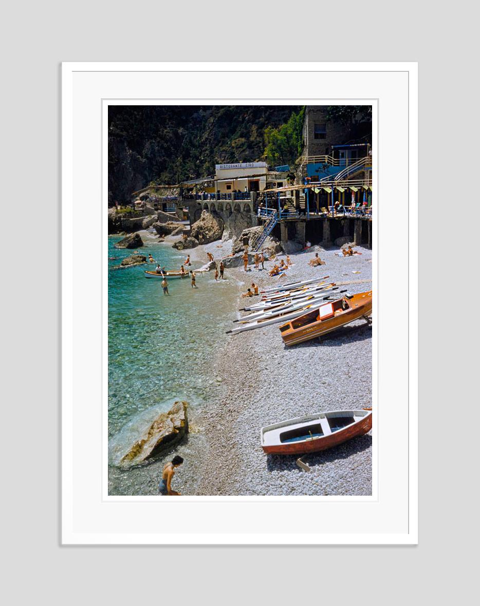 A Beach In Capri, 1959, limitierte, gestempelte Auflage  – Photograph von Toni Frissell