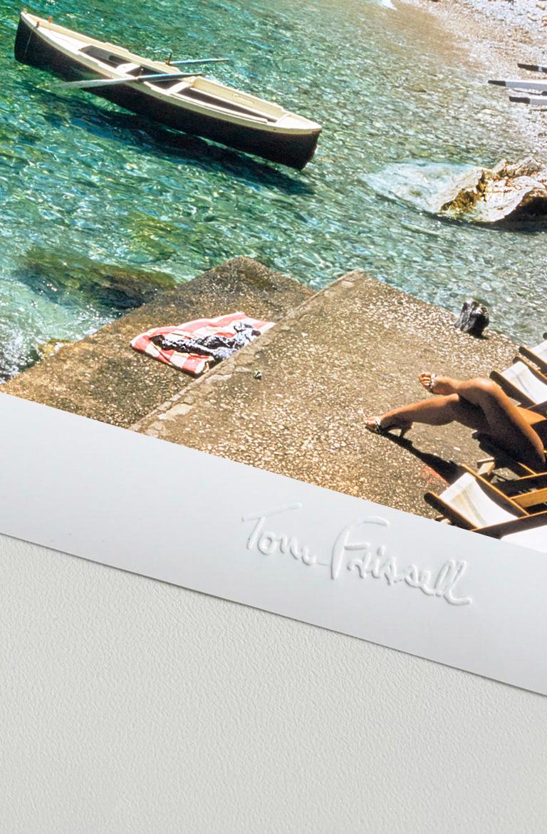 A Beach In Capri 1959 - Édition limitée estampillée - Photograph de Toni Frissell