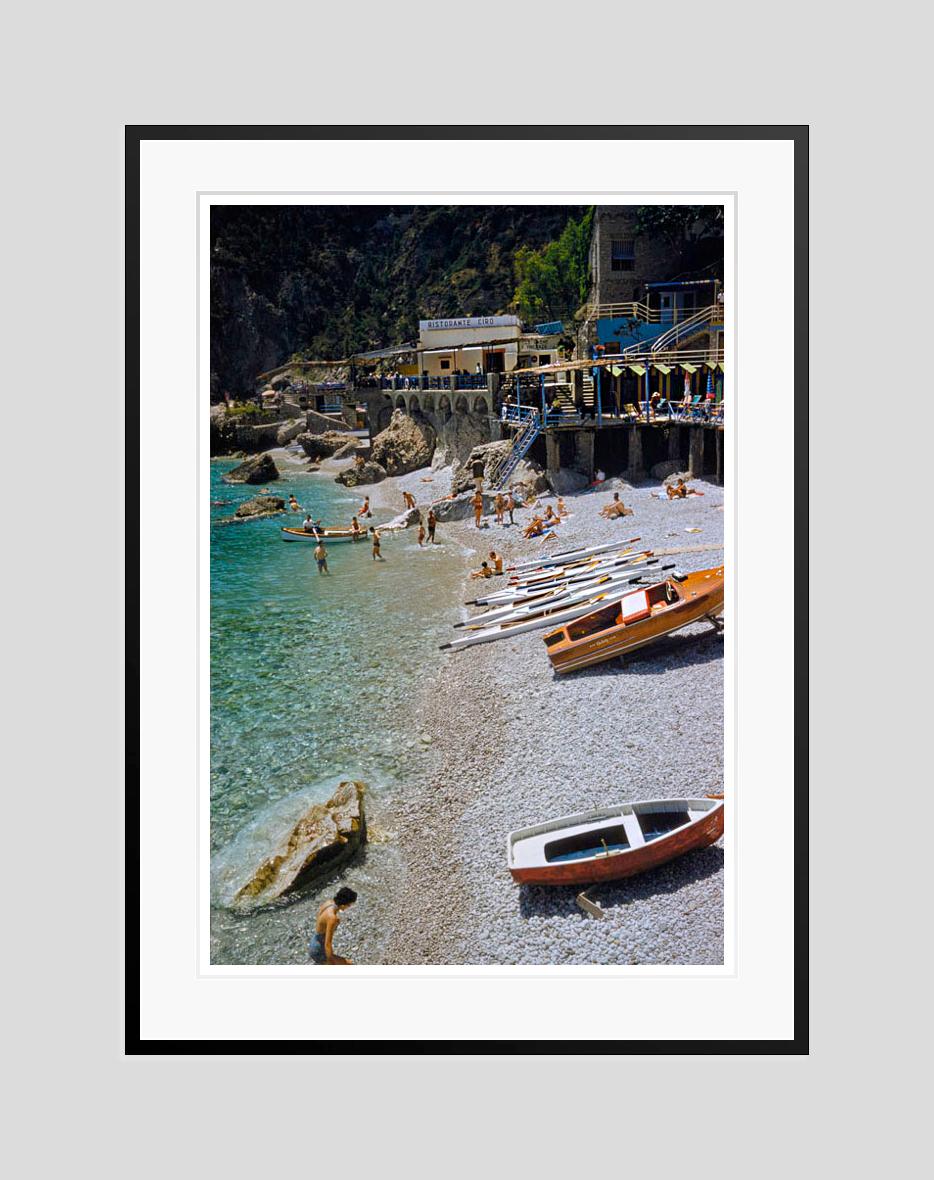 A Beach In Capri, 1959, limitierte, gestempelte Auflage  (Moderne), Photograph, von Toni Frissell