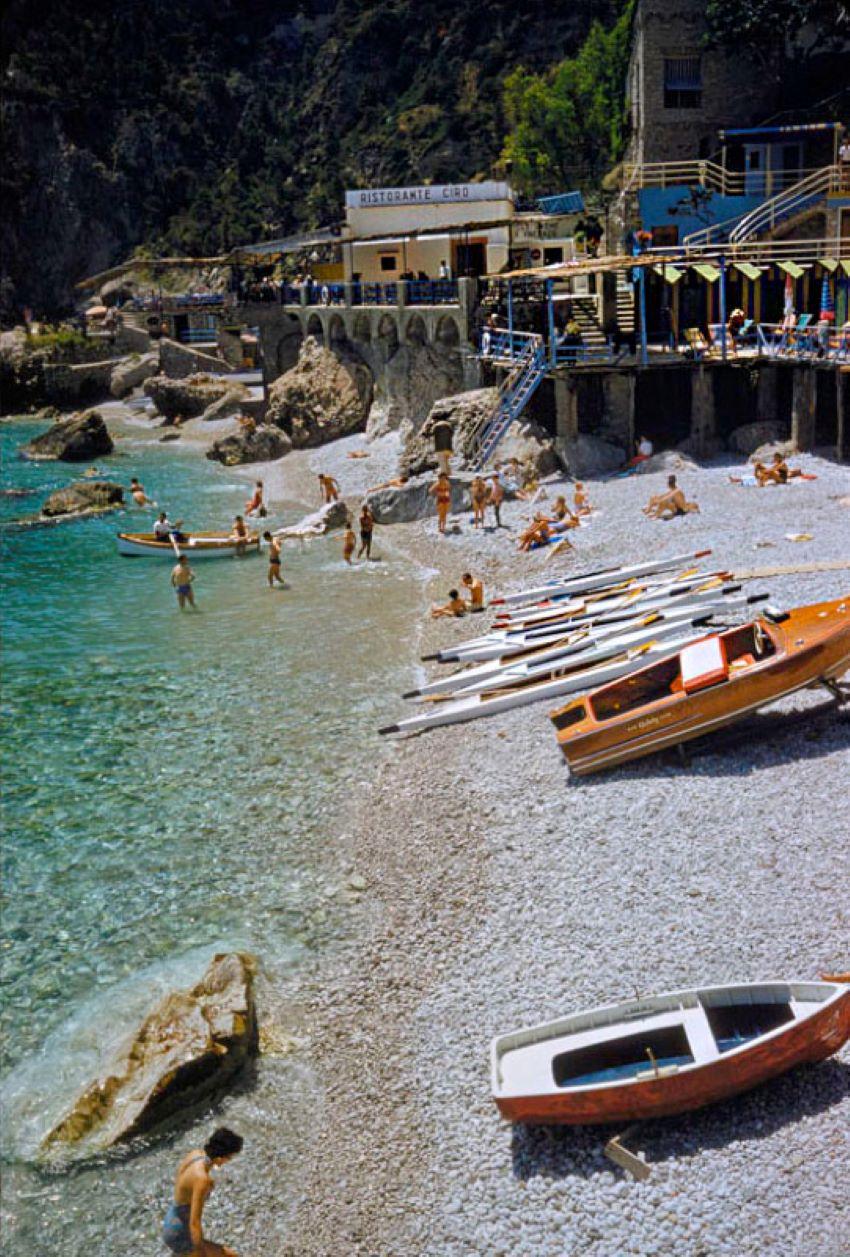 Toni Frissell Color Photograph – A Beach In Capri, 1959, limitierte, gestempelte Auflage 