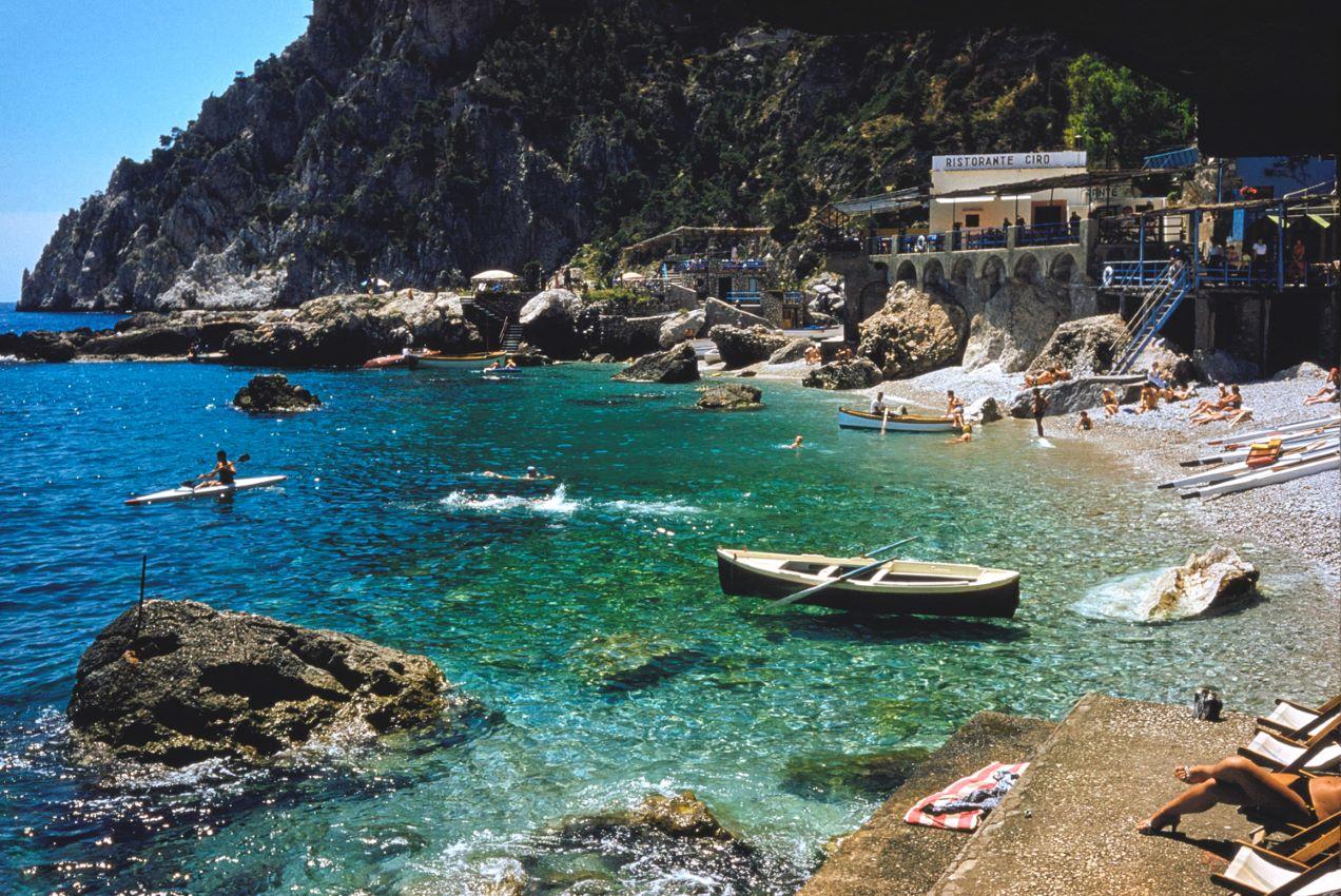 Toni Frissell Color Photograph – A Beach In Capri, 1959, limitierte, gestempelte Auflage 