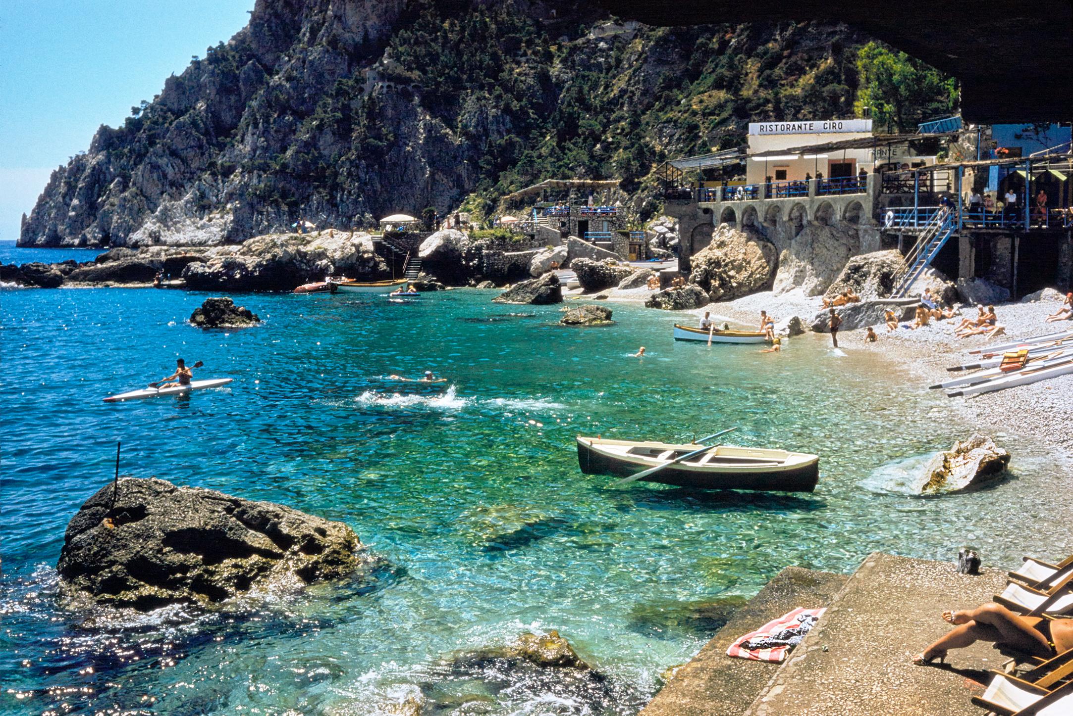 Landscape Photograph Toni Frissell - A Beach In Capri 1959 - Édition limitée estampillée