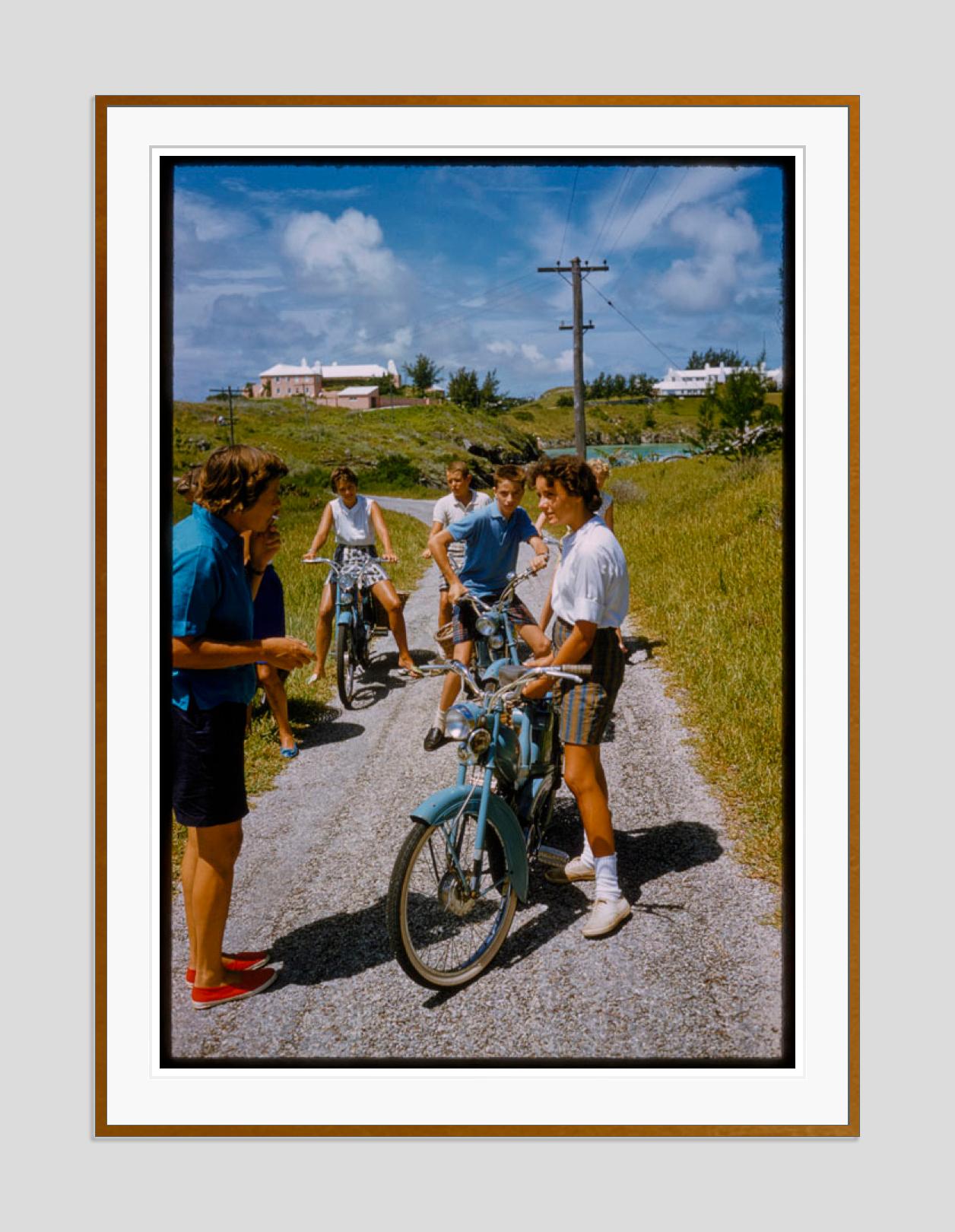 A Bike Trip In Bermuda, 1960, limitierte, gestempelte Auflage  – Photograph von Toni Frissell