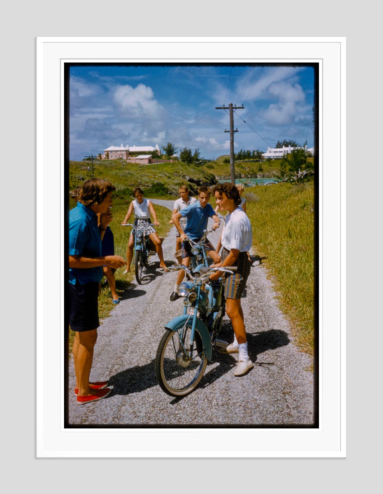 A Bike Trip In Bermuda, 1960, limitierte, gestempelte Auflage  (Moderne), Photograph, von Toni Frissell