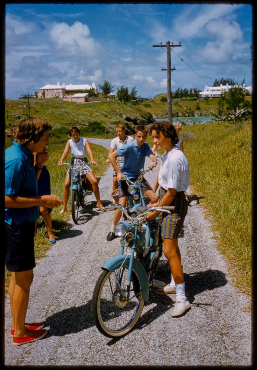 Toni Frissell Color Photograph – A Bike Trip In Bermuda, 1960, limitierte, gestempelte Auflage 