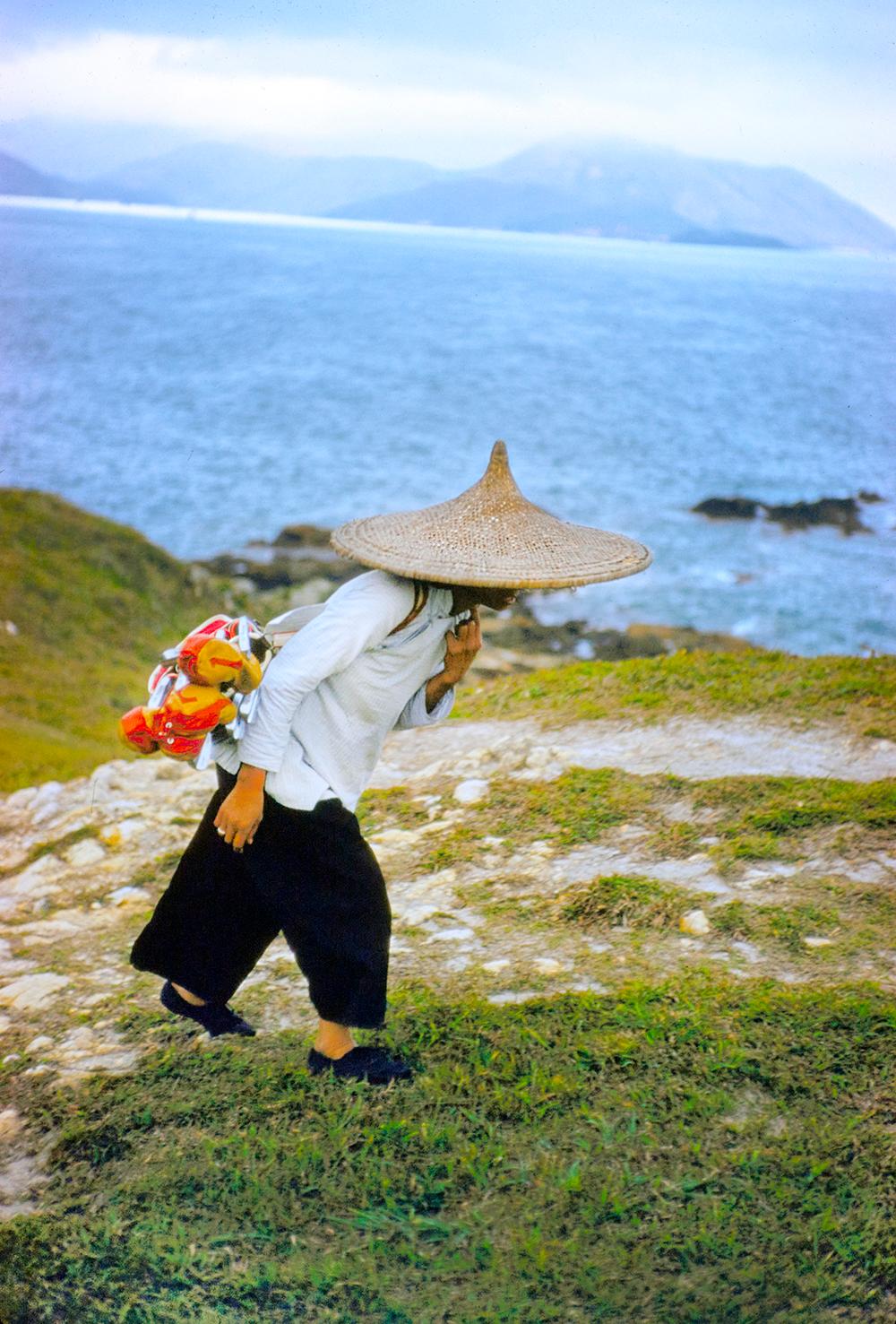 Color Photograph Toni Frissell - A Caddy In Hong Kong 1959 Édition limitée estampillée signature