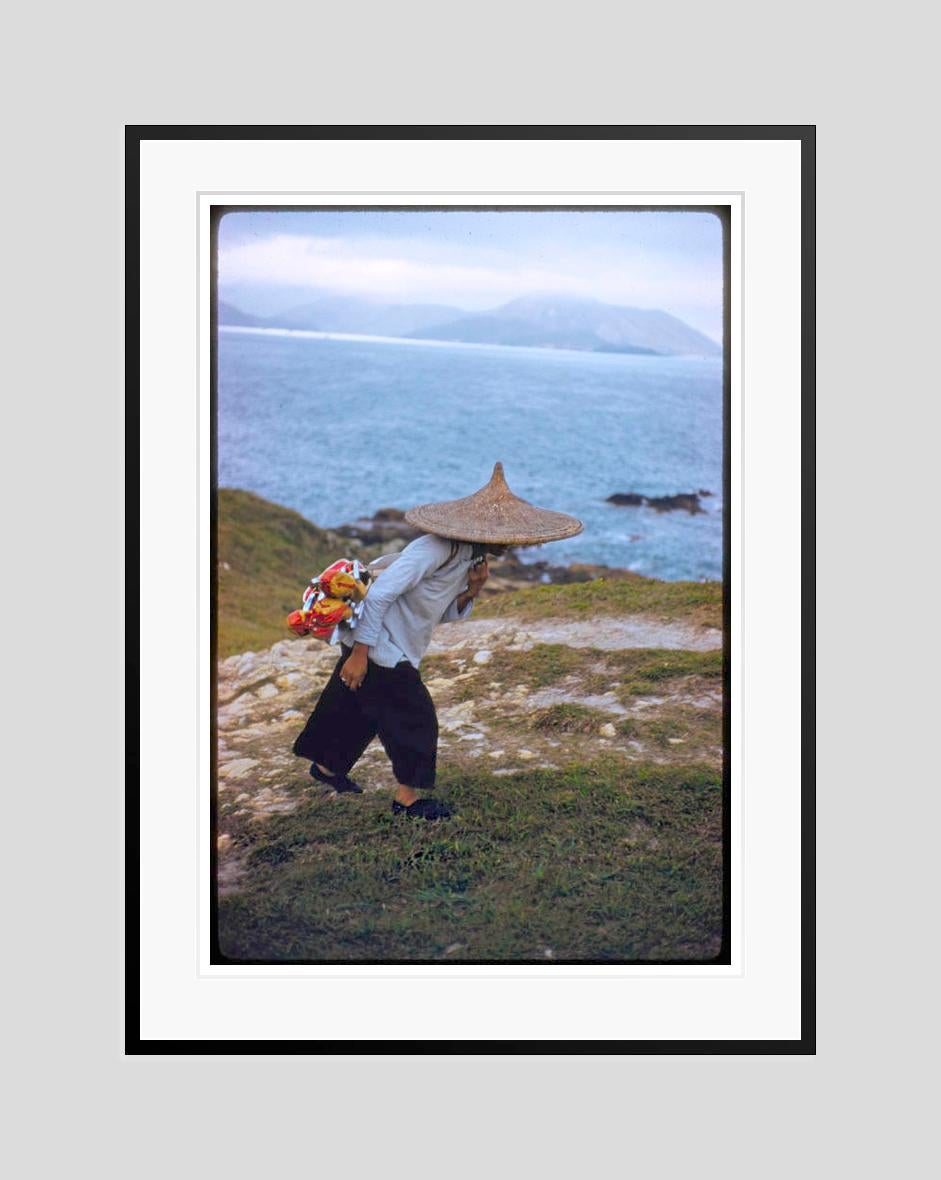 A Caddy In Hong Kong 1959 - Édition surdimensionnée signée et estampillée - Gris Color Photograph par Toni Frissell
