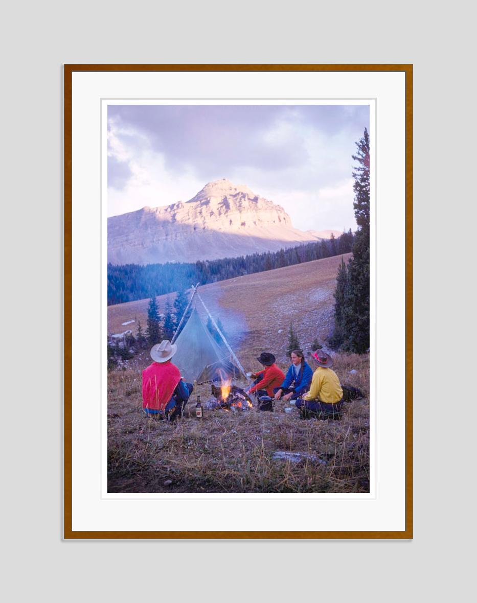 A Campfire On The Trail, 1960, limitierte, gestempelte Auflage  – Photograph von Toni Frissell