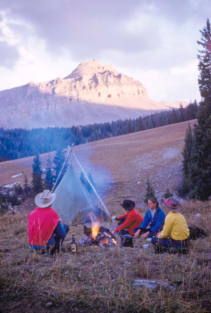 Toni Frissell Color Photograph – A Campfire On The Trail, 1960, limitierte, gestempelte Auflage 
