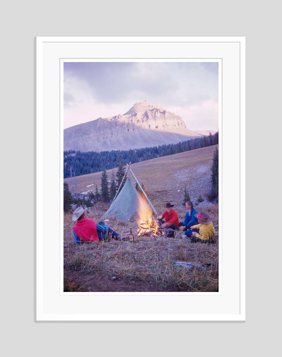 A Campfire On The Trail 1960, Übergroße, limitierte, gestempelte Auflage (Moderne), Photograph, von Toni Frissell