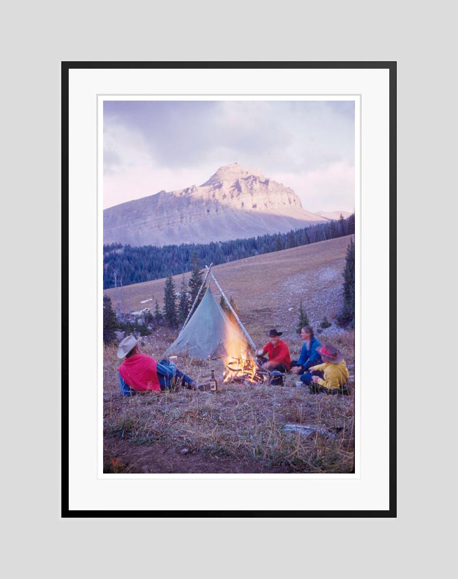 A Campfire On The Trail 1960, Übergroße, limitierte, gestempelte Auflage (Grau), Color Photograph, von Toni Frissell