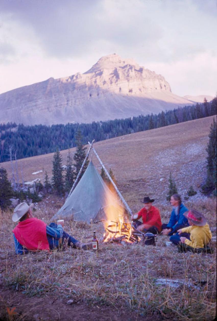 Toni Frissell Color Photograph – A Campfire On The Trail 1960, Übergroße, limitierte, gestempelte Auflage