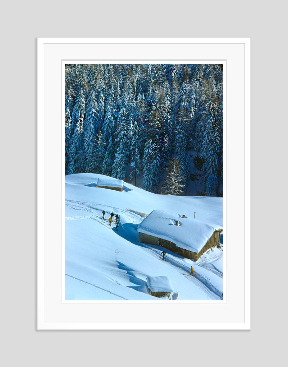Un chalet en invierno 1955 Edición limitada sellada con firma - Photograph Moderno de Toni Frissell