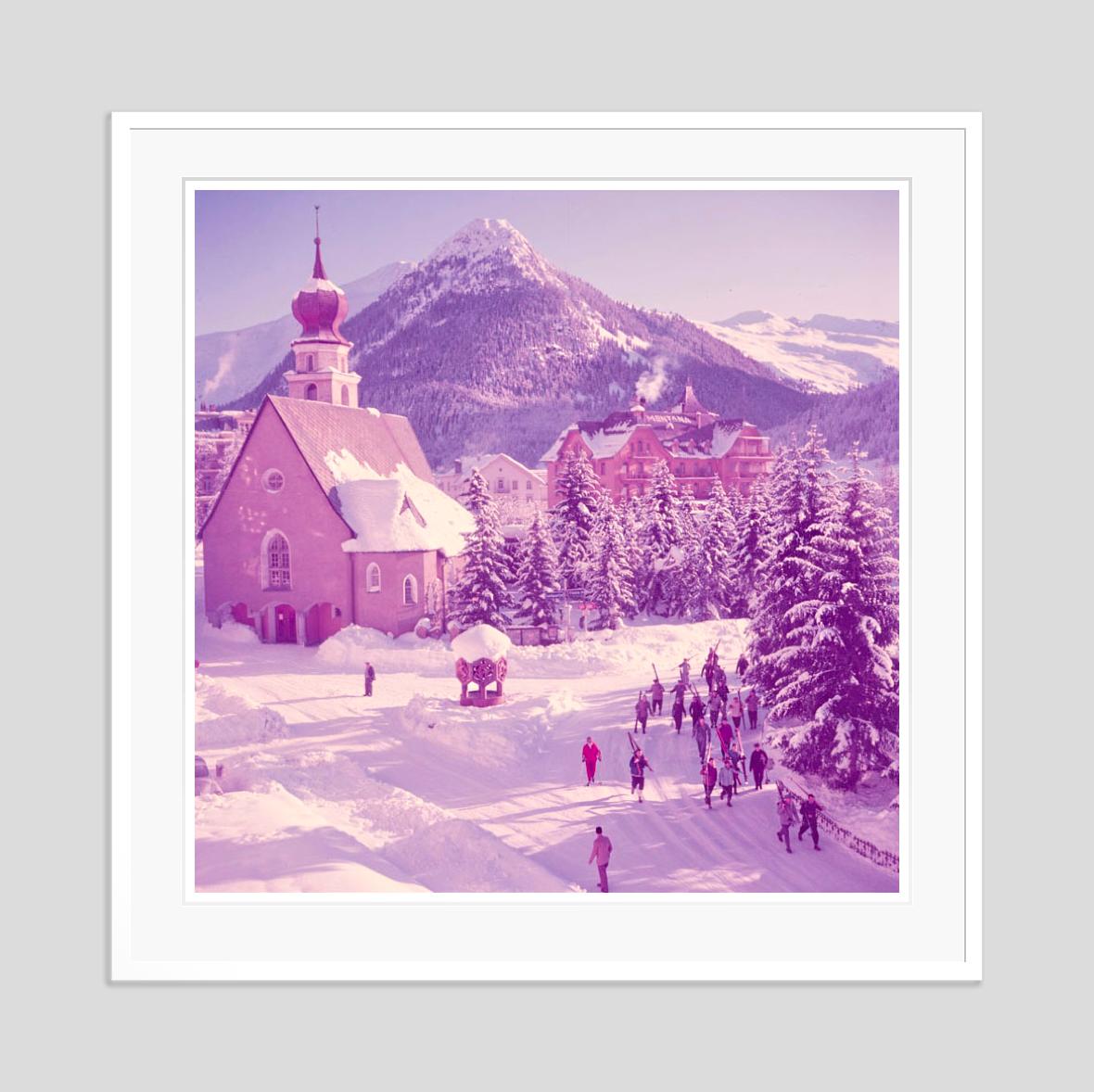 Una iglesia en la nieve 1951 Edición limitada con sello de firma - Photograph Moderno de Toni Frissell