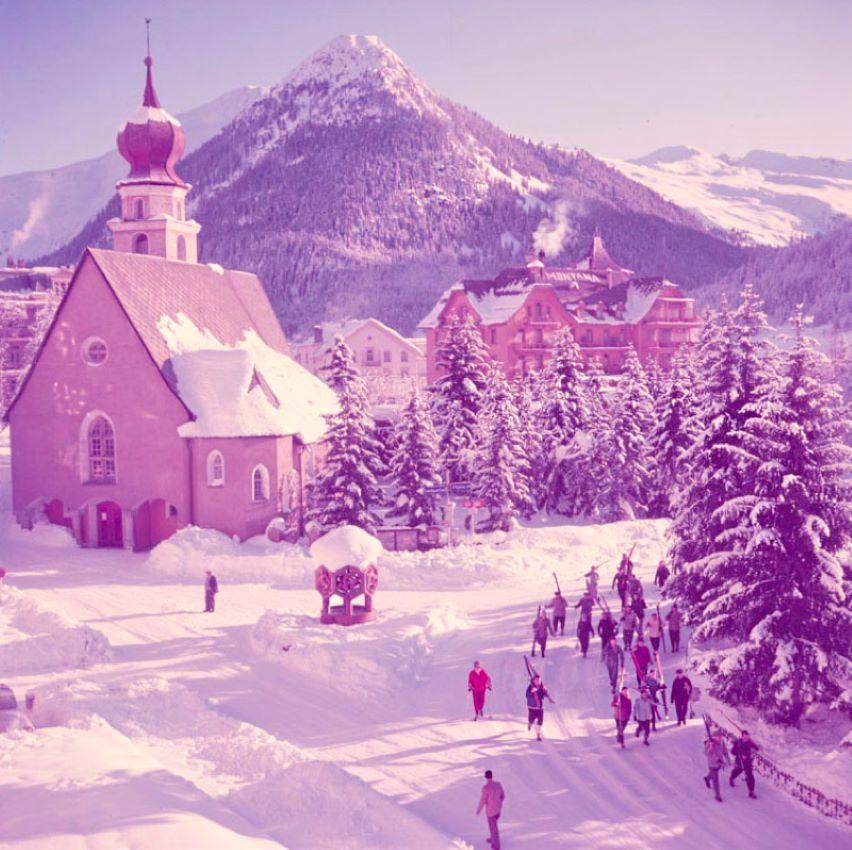 Color Photograph de Toni Frissell - Una iglesia en la nieve 1951 Edición limitada con sello de firma