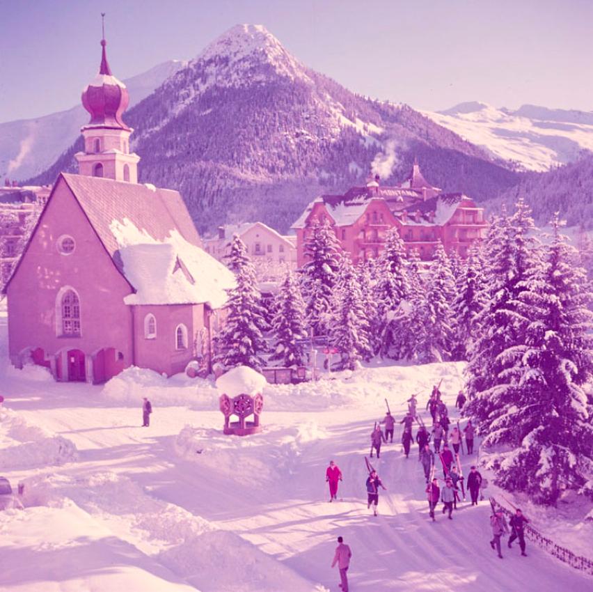 Color Photograph di Toni Frissell - A Church In The Snow 1951 Edizione limitata e sovradimensionata con timbro della firma