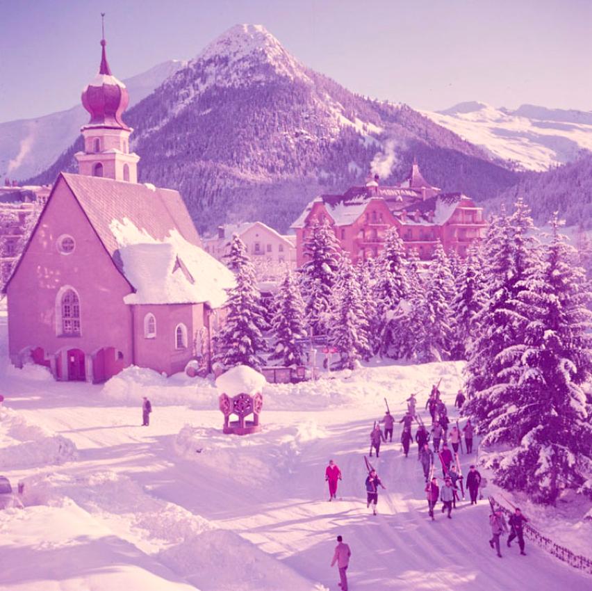 Toni Frissell Color Photograph – A Church In The Snow 1951, übergroße, limitierte, gestempelte Auflage 