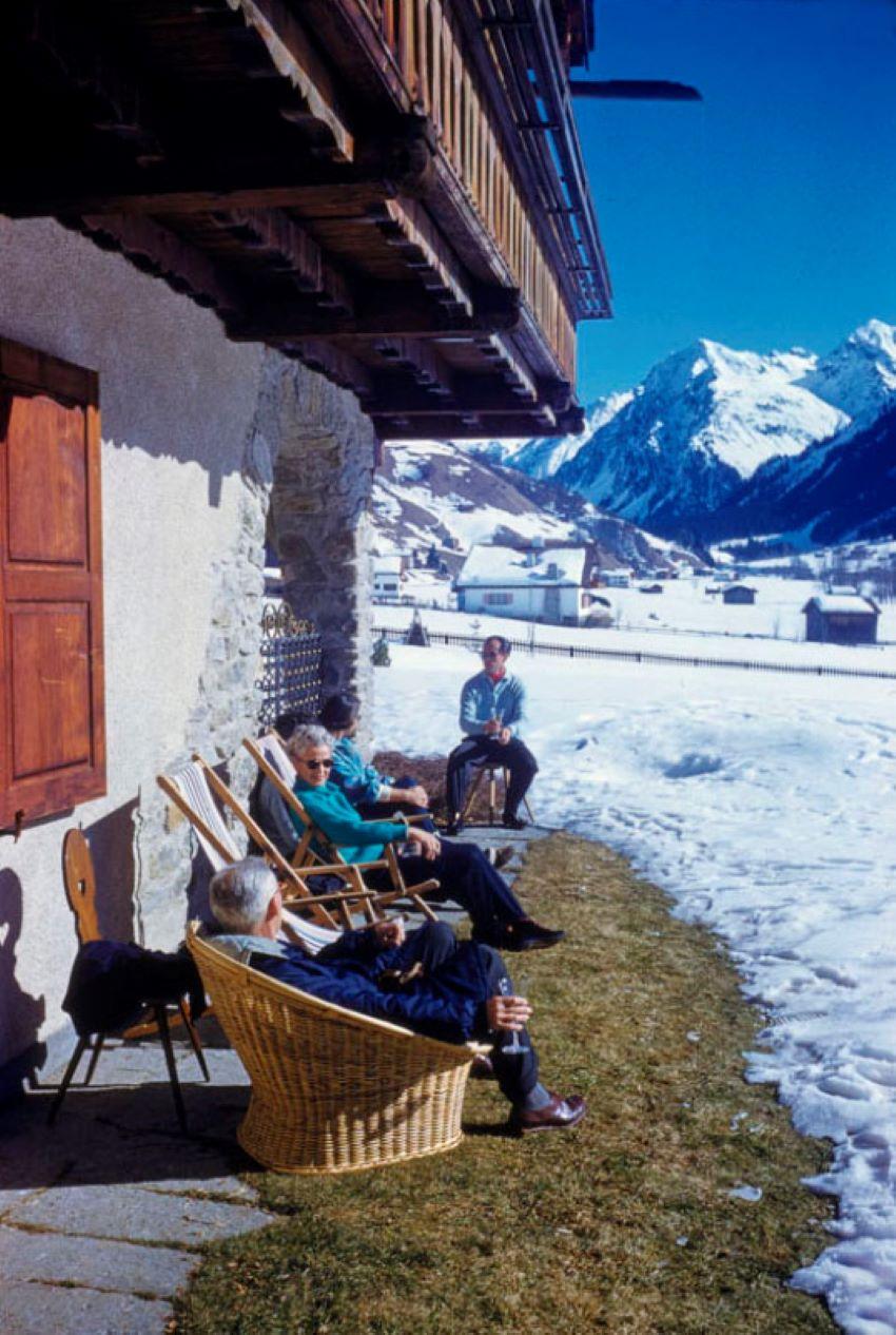 Color Photograph de Toni Frissell - Un trago con vistas 1959 Edición limitada con sello de firma