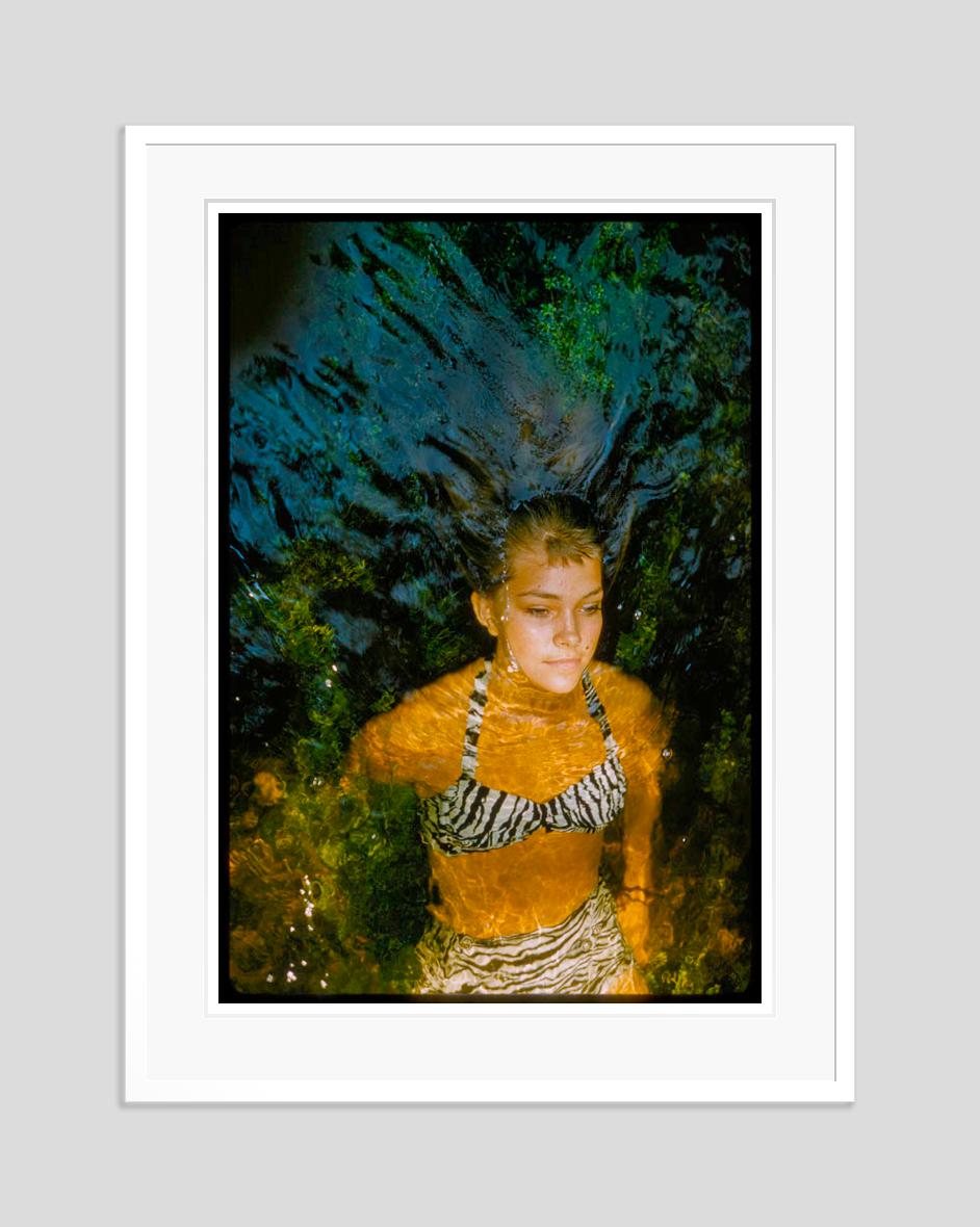 Una faccia nell'acqua 1960 Edizione limitata con timbro della firma - Photograph di Toni Frissell