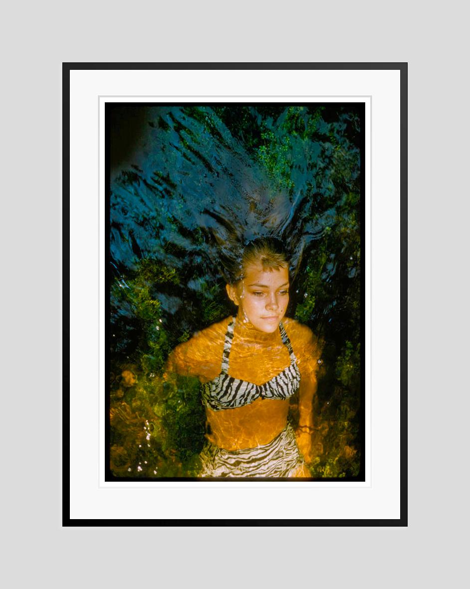 Una faccia nell'acqua 1960 Edizione limitata con timbro della firma - Photograph Moderno di Toni Frissell