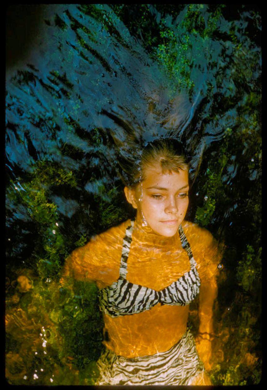 Color Photograph di Toni Frissell - Una faccia nell'acqua 1960 Edizione limitata con timbro della firma
