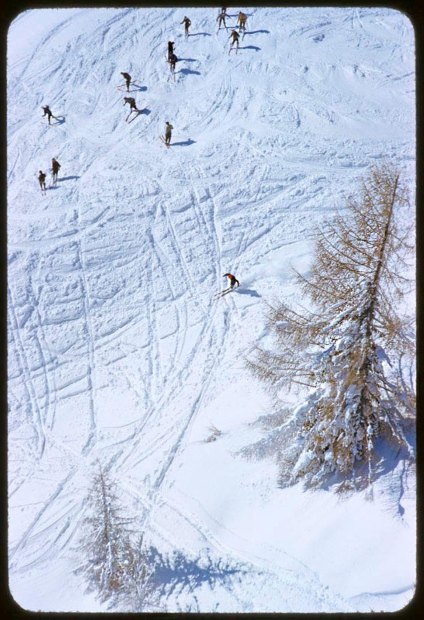 Color Photograph de Toni Frissell - Un grupo de esquiadores en la pista 1955 Edición limitada sellada con firma