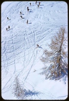 A Group Of Skiers On The Piste 1955 - Édition limitée estampillée de la signature