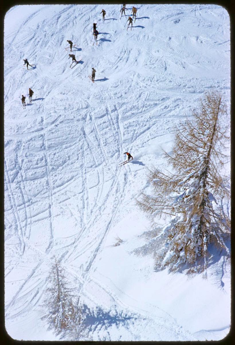 Color Photograph de Toni Frissell - Un grupo de esquiadores en la pista 1955 Edición limitada sobredimensionada con sello de firma