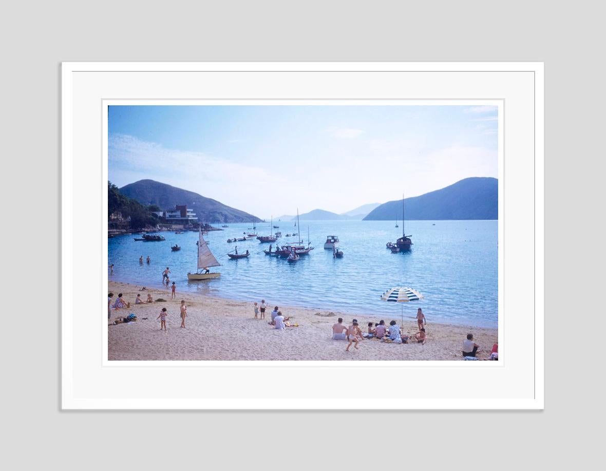 Un'edizione limitata con timbro della firma di Hong Kong Beach 1959 - Color Photograph Blu di Toni Frissell