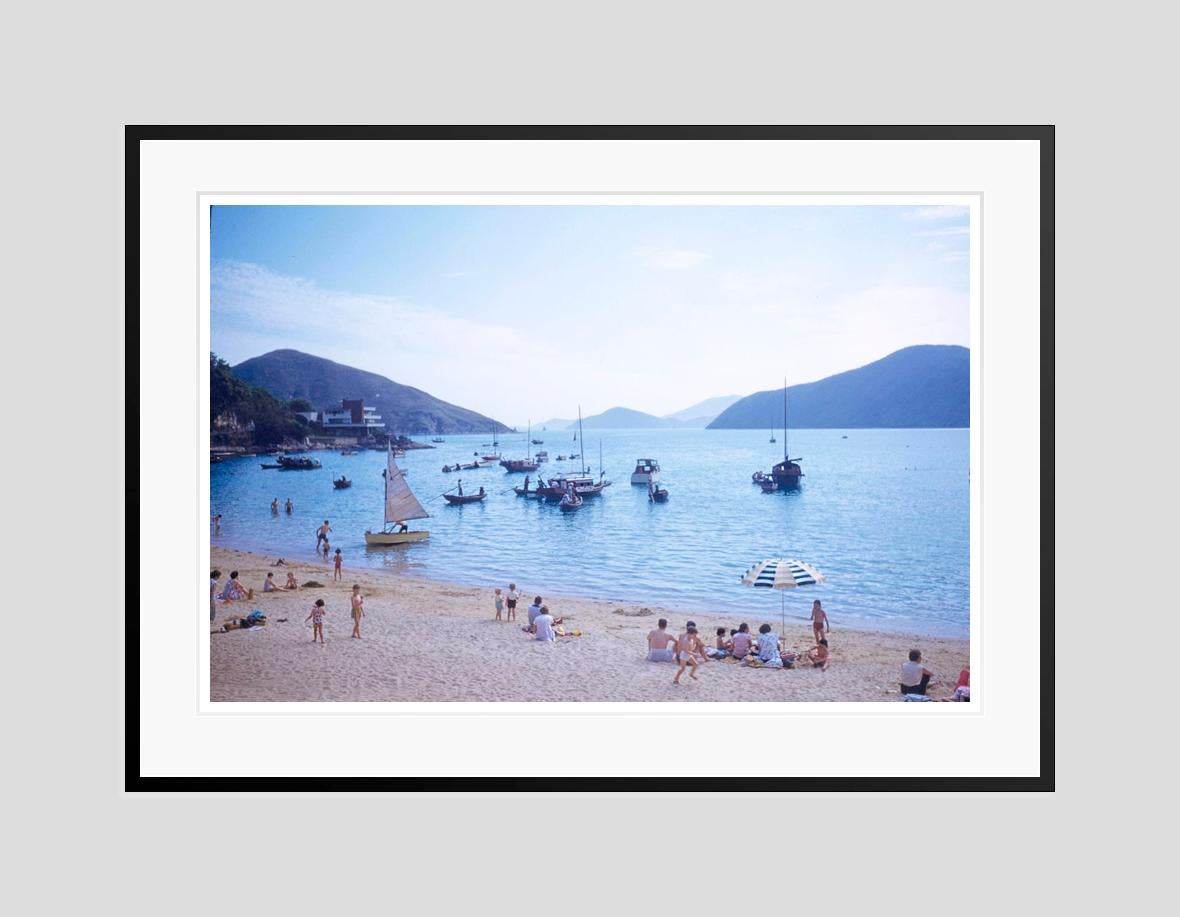 Un'edizione limitata con timbro della firma di Hong Kong Beach 1959 - Color Photograph Blu di Toni Frissell
