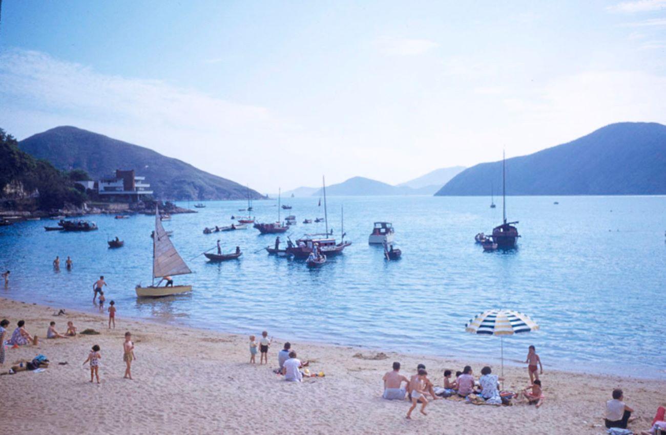 Color Photograph di Toni Frissell - Un'edizione limitata con timbro della firma di Hong Kong Beach 1959