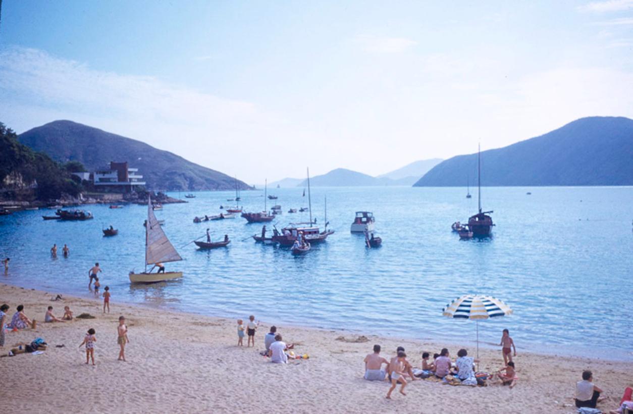 Toni Frissell Color Photograph – A Hong Kong Beach 1959, limitierte, gestempelte Auflage 