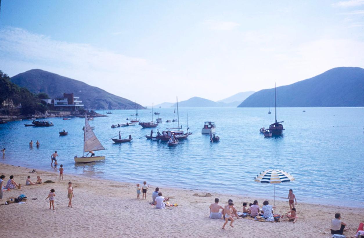 A Hong Kong Beach 1959 - Édition surdimensionnée signée et estampillée