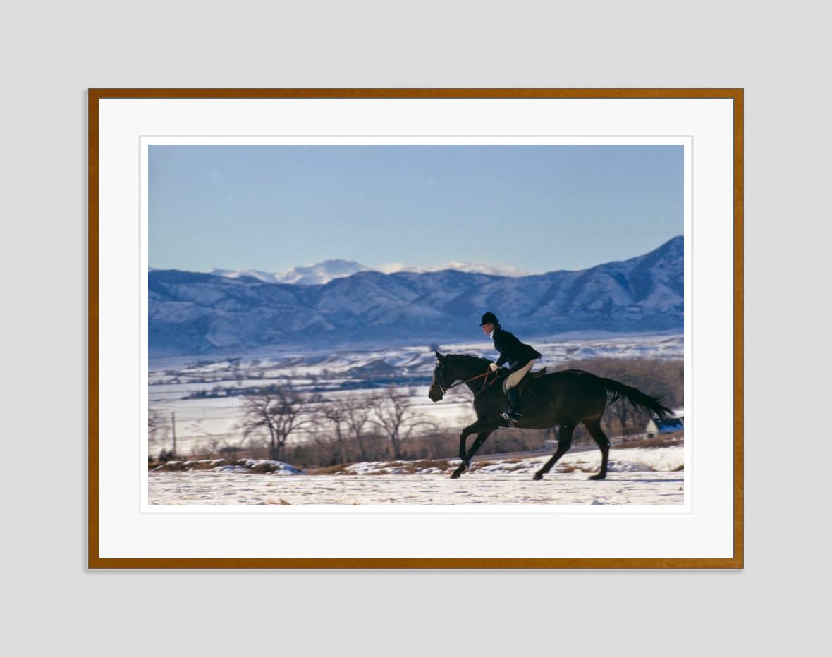 A Horse Ride In The Snow 1967 Limitierte Signatur, gestempelte Auflage  – Photograph von Toni Frissell