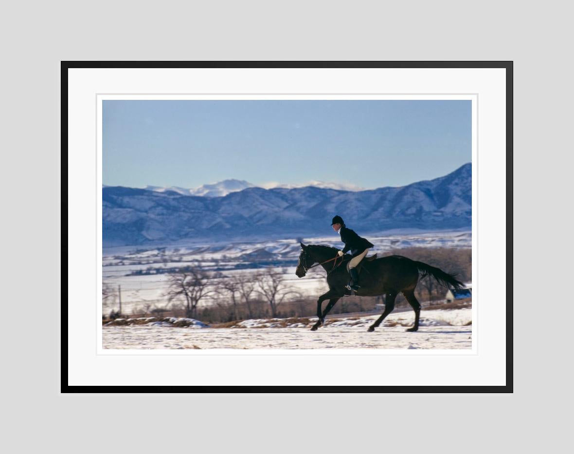Una cavalcata nella neve 1967 Edizione limitata con timbro della firma - Color Photograph Blu di Toni Frissell