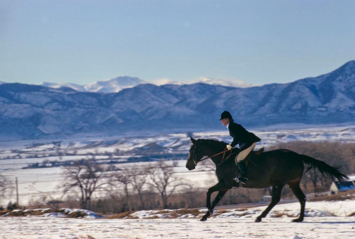 Toni Frissell Color Photograph – A Horse Ride In The Snow 1967 Limitierte Signatur, gestempelte Auflage 