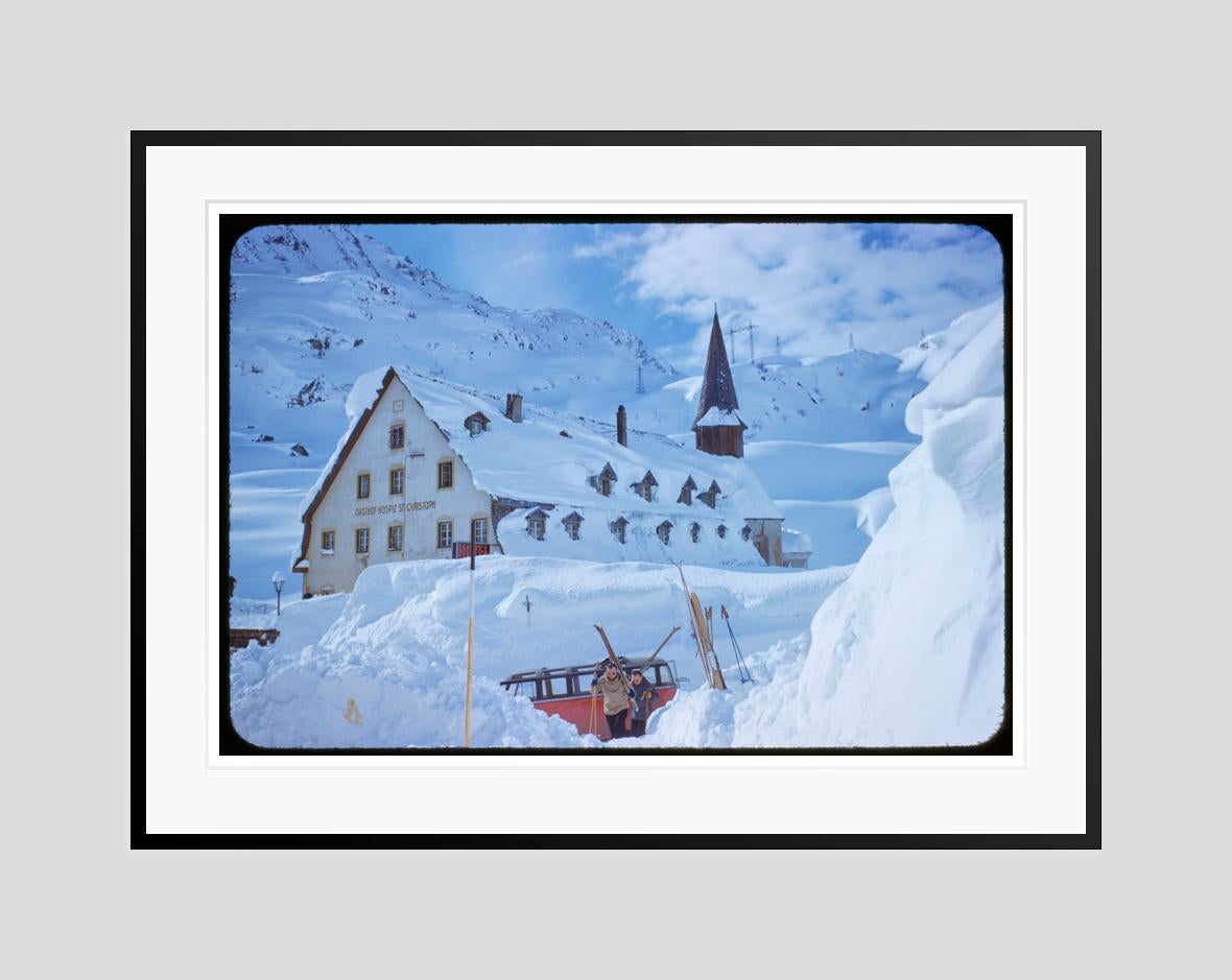 Un hotel en las montañas 1955 Edición limitada sobredimensionada con sello de firma - Color Photograph Azul de Toni Frissell