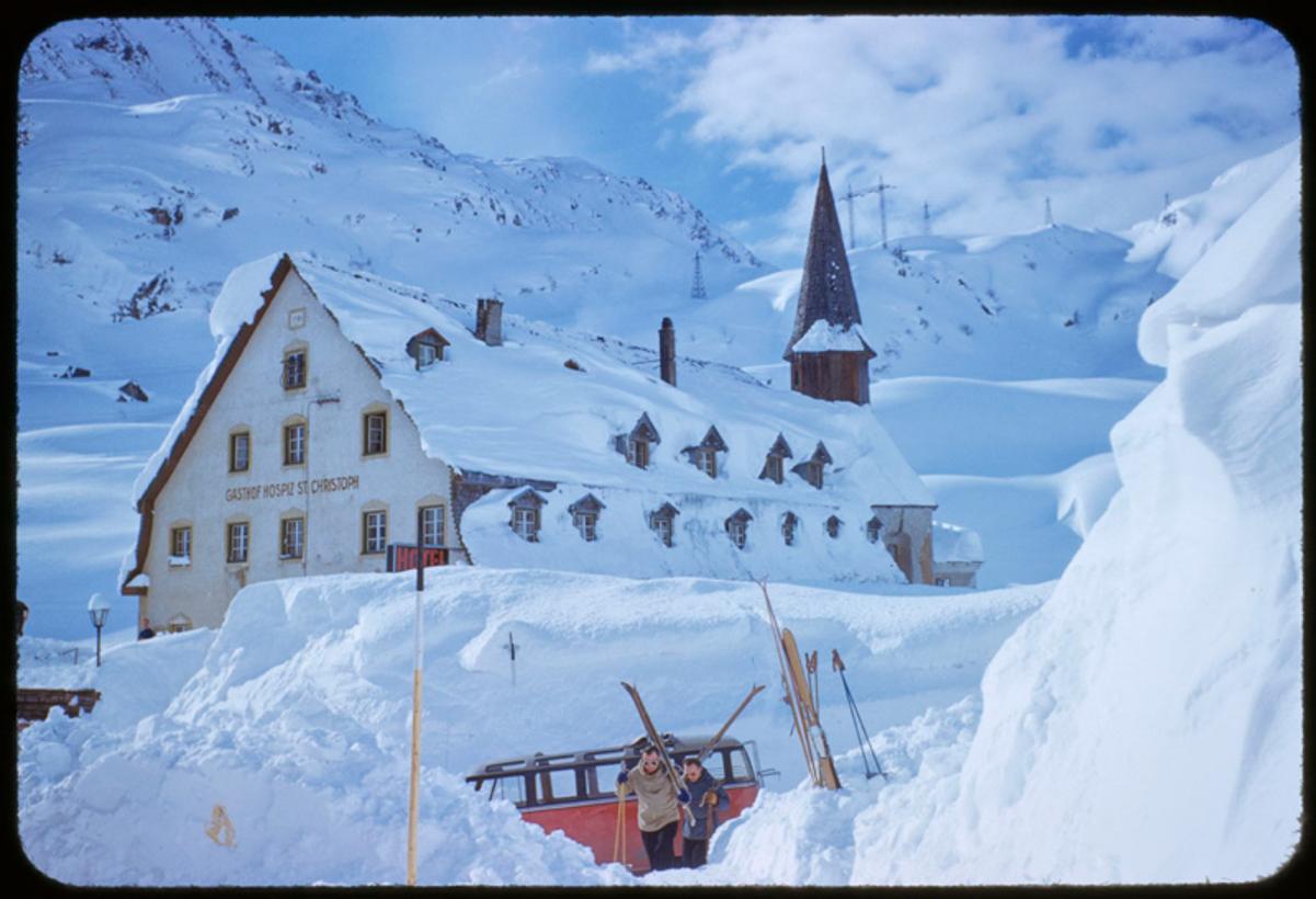 Color Photograph de Toni Frissell - Un hotel en las montañas 1955 Edición limitada sobredimensionada con sello de firma