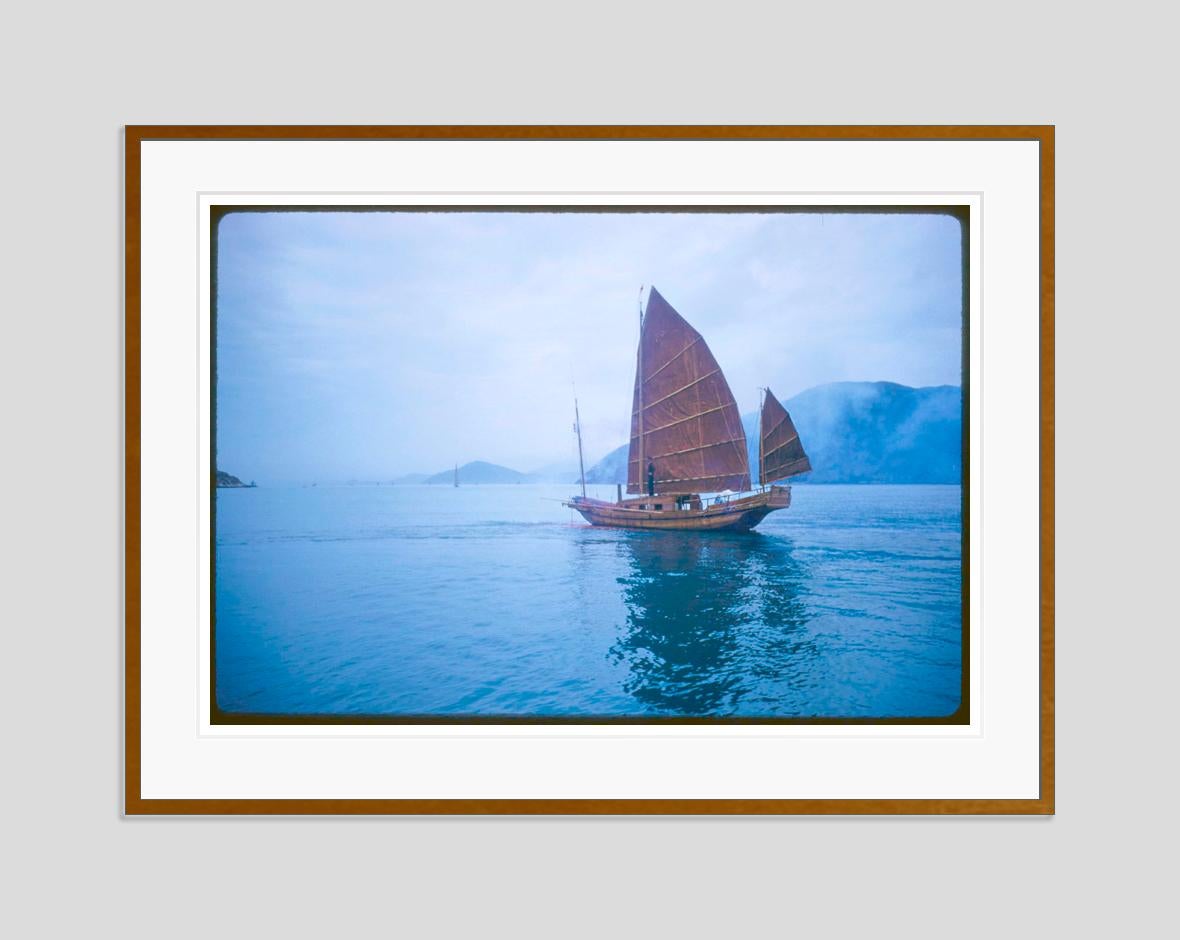A Junk In Hong Kong Harbour 1959 Édition limitée estampillée signature - Moderne Photograph par Toni Frissell
