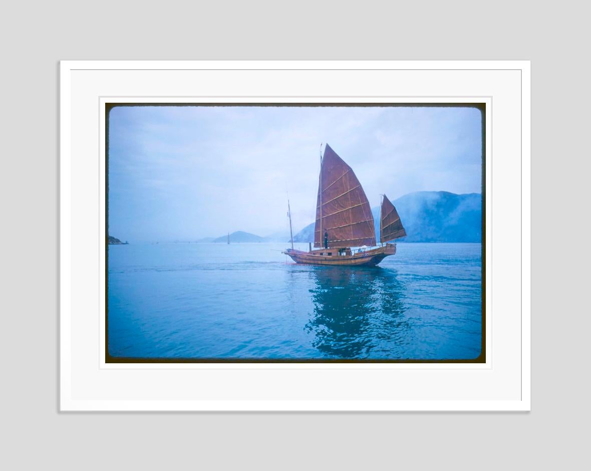 A Junk In Hong Kong Harbour 1959 Édition limitée estampillée signature - Bleu Color Photograph par Toni Frissell