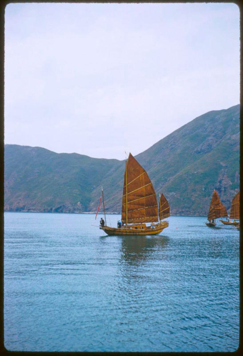 Color Photograph di Toni Frissell - Una giunca nel porto di Hong Kong 1959 Edizione limitata con timbro della firma