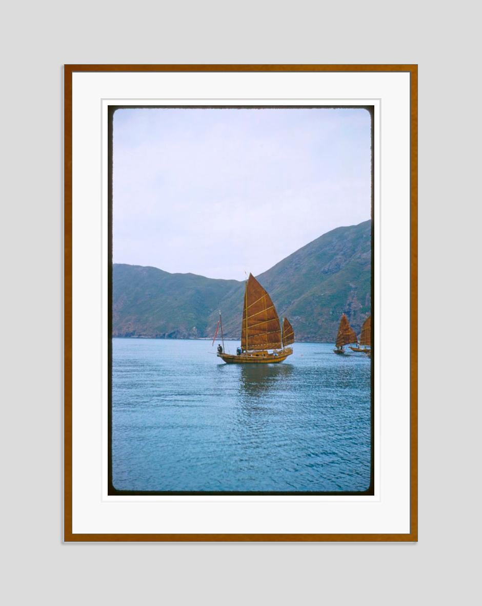 A Junk In Hong Kong Harbour 1959 Oversize Edizione limitata con timbro della firma - Photograph di Toni Frissell
