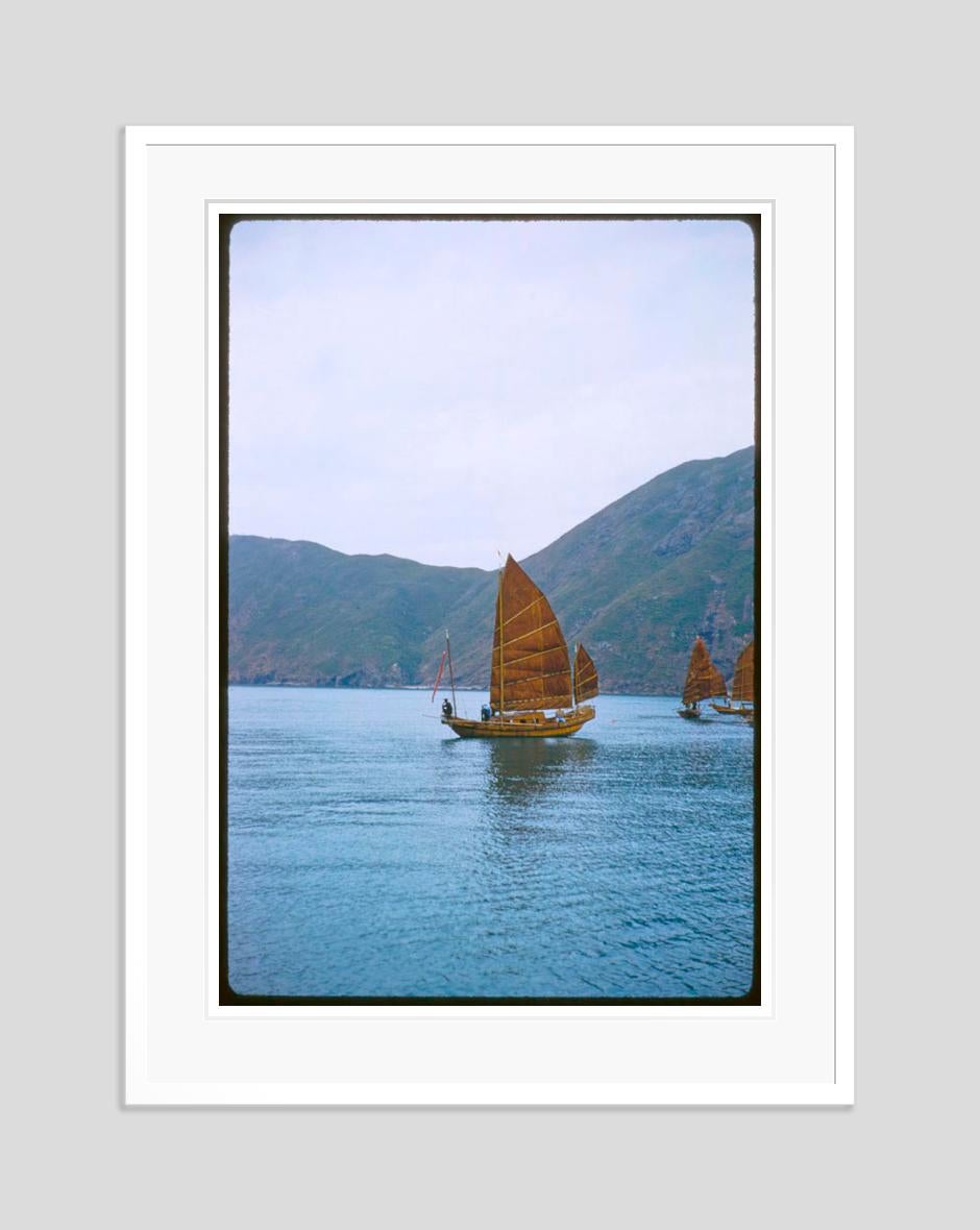 A Junk In Hong Kong Harbour 1959 Oversize Edizione limitata con timbro della firma - Photograph Moderno di Toni Frissell