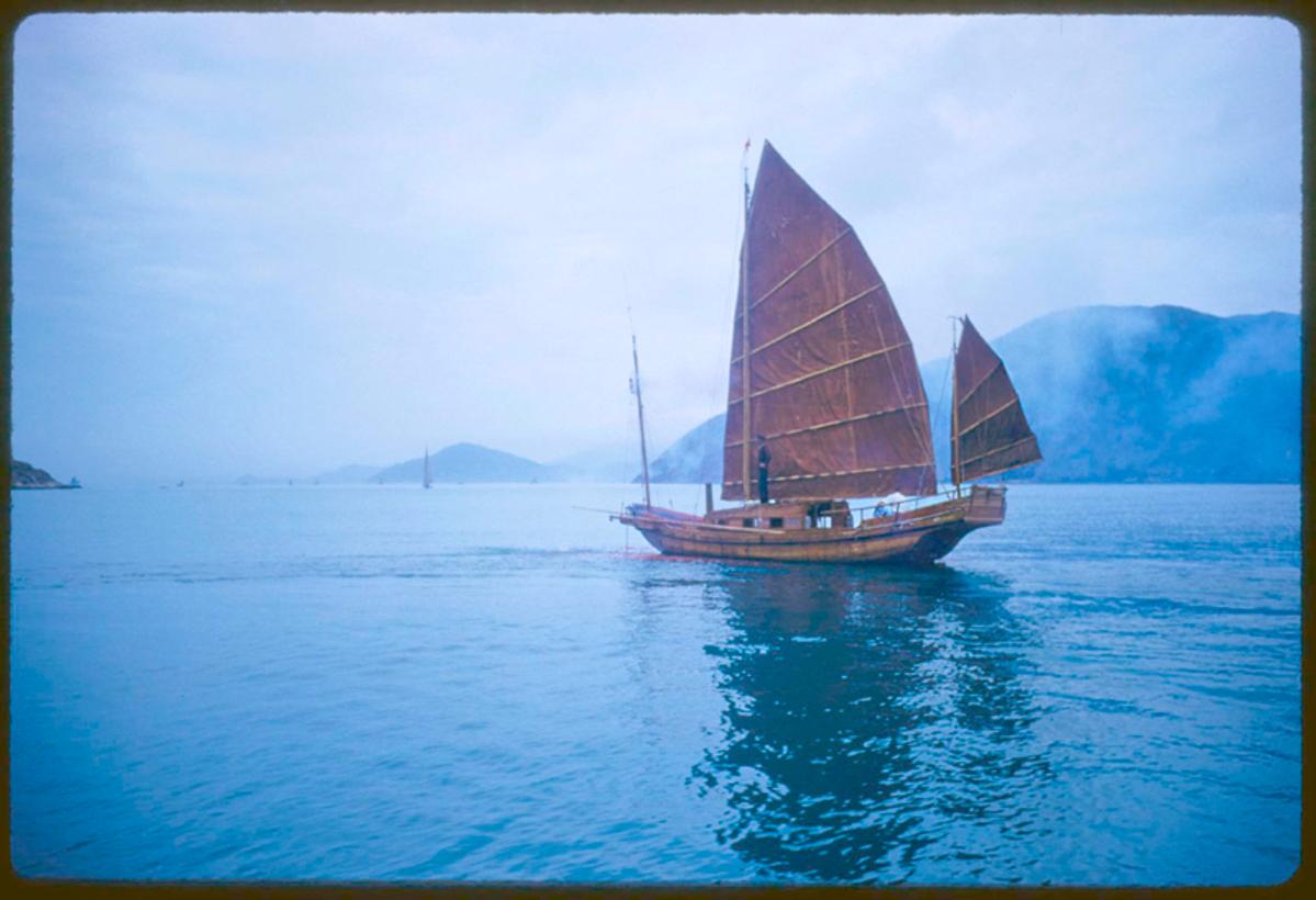 A Junk In Hong Kong Harbour 1959 - Édition surdimensionnée signée et estampillée