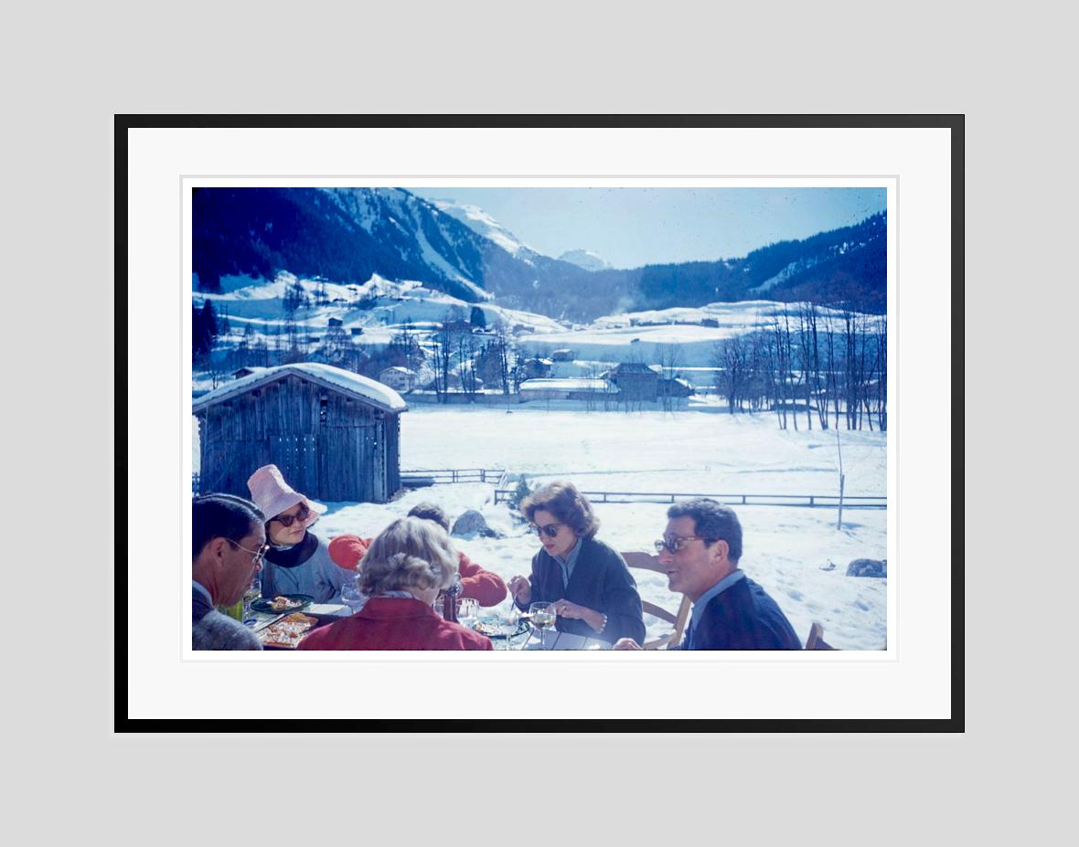 Una comida con vistas 1959 Edición limitada sobredimensionada con sello de firma - Color Photograph Azul de Toni Frissell