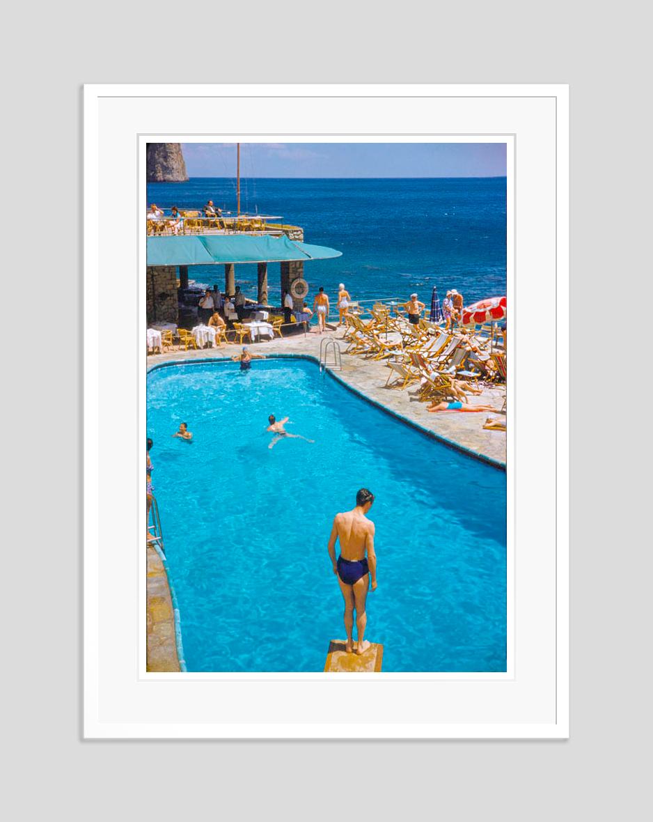 A Pool In Capri 1959 Limitierte, gestempelte Ausgabe  (Moderne), Photograph, von Toni Frissell